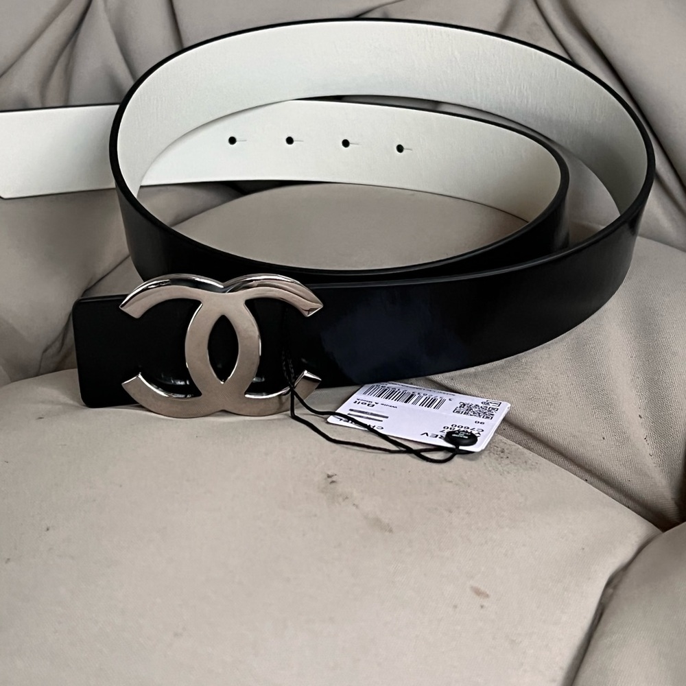CHANEL ❤️‍🔥❤️‍🔥NEW CC LOGO REVERSIBLE BLACK AND WHITE LEATHER BELT Size 85